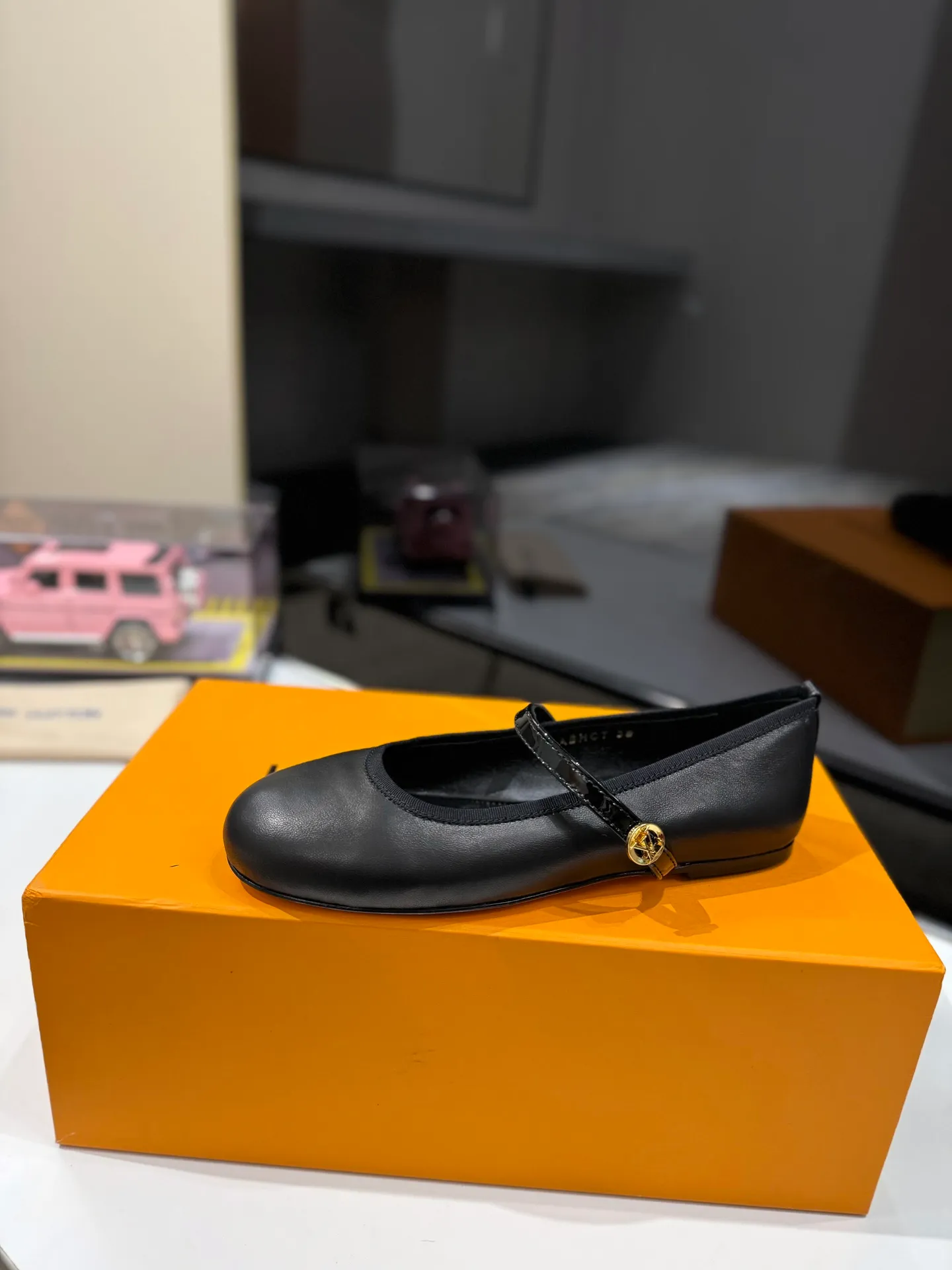 👟👟Ex-factory price 600👟👟 👟👟LV | Louis Vuitton 25𝐬𝐬 🧡💚2025 early spring new top version‼ ️The original version is the same. The counter specializes in the latest ROMY flat ballet shoes. Hard goods are new🆕 ❥Purchase level! Full of high-end feel! A popular model among bloggers at home and abroad, it’s retro and fashionable and looks amazing on your feet! Mainly recommended models on the official website★ ✅Upper: Highly customized denim/lambskin/presbyopia leather ✅Inner lining: imported sheepskin lining ✅Outsole: original Italian leather outsole ✅Shoe size: 35-39 (customized for 40, 41, 42) ✅Packaging: full set of exquisite packaging